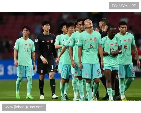 世界足球明星意外骨折引发关注球迷们对未来比赛充满担忧 世界足球明星意外骨折引发关注球迷们对未来比赛充满担忧