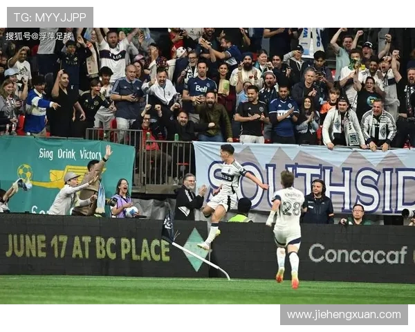 足球明星在球场上怒斥裁判引发热议球迷反应不一