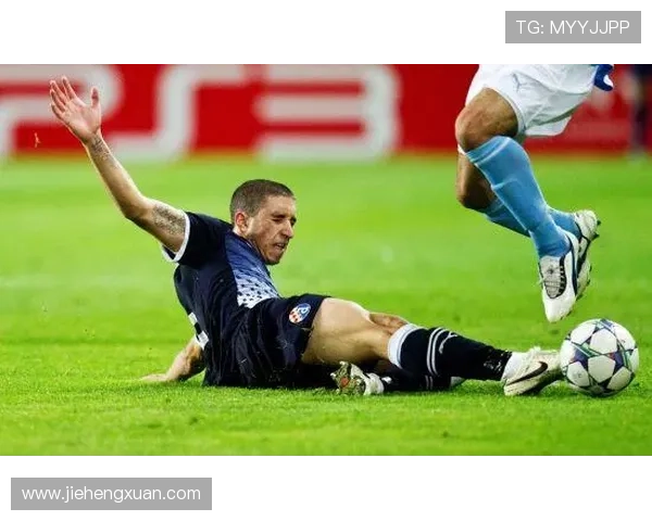 不同足球明星的滑铲技巧与风格解析让我们领略球场上的精彩瞬间